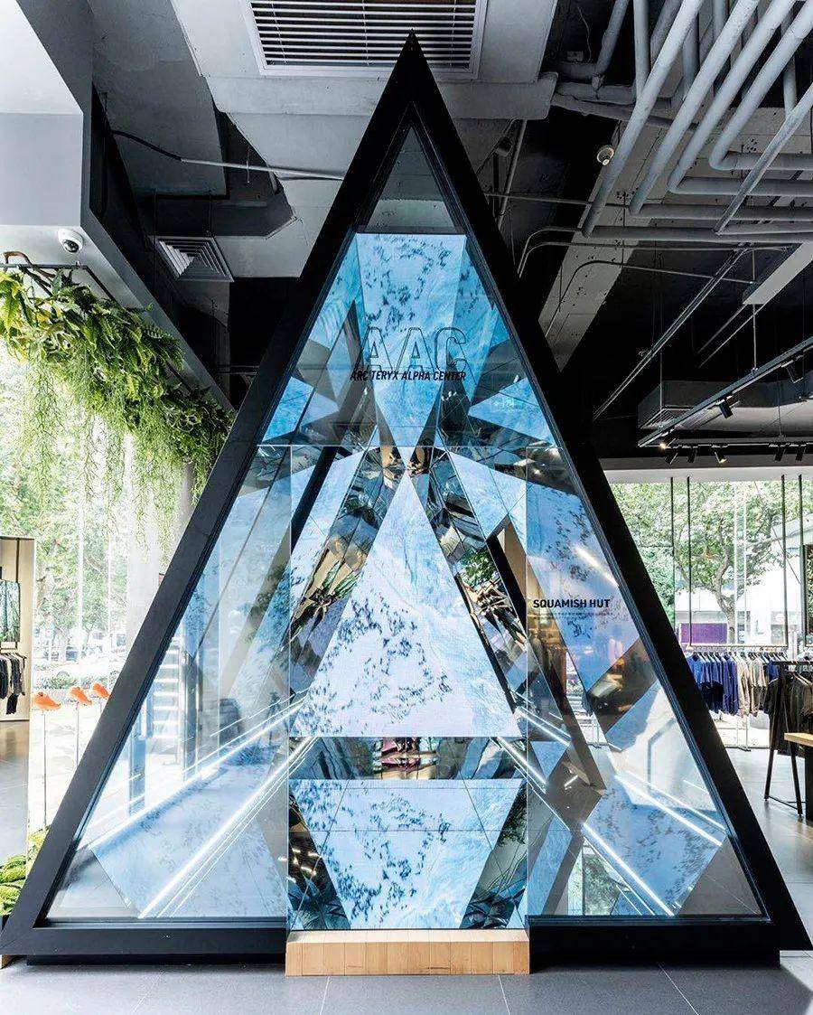 他打的就是营销算盘,这家店不一定要卖出多少产品,但以这家店为媒介