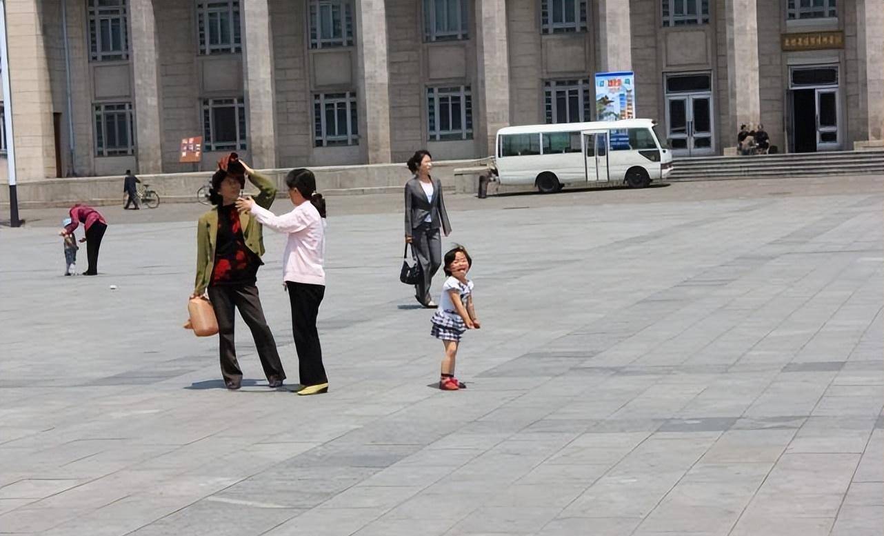 朝鲜女人街头图片