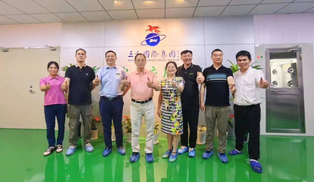 三和国际集团董事长张华,集团行政副总裁池静芳,集团运营副总裁岳晓光