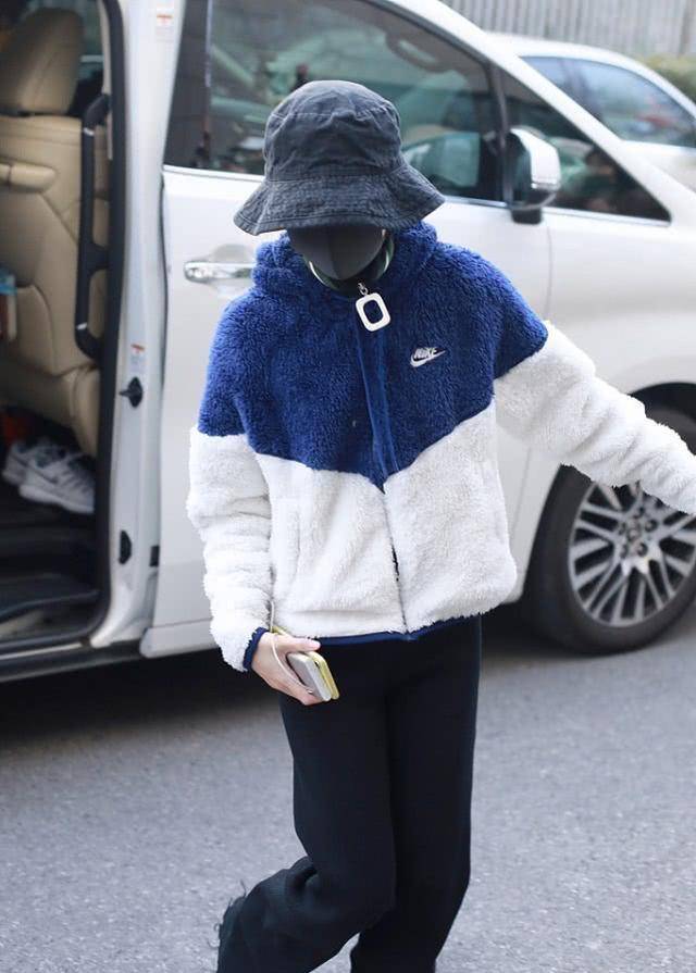 周冬雨为显腿长,穿拖地裤现身春晚彩排,运动造型太低调_裤子_风格