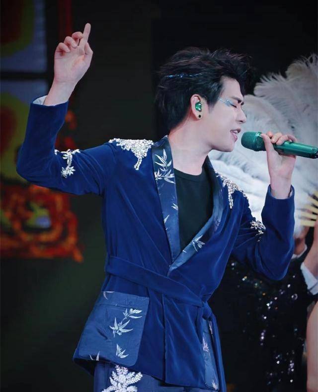 德云社张云雷天津开演唱会,又唱又跳很给力,全场带来二十五首歌_专辑