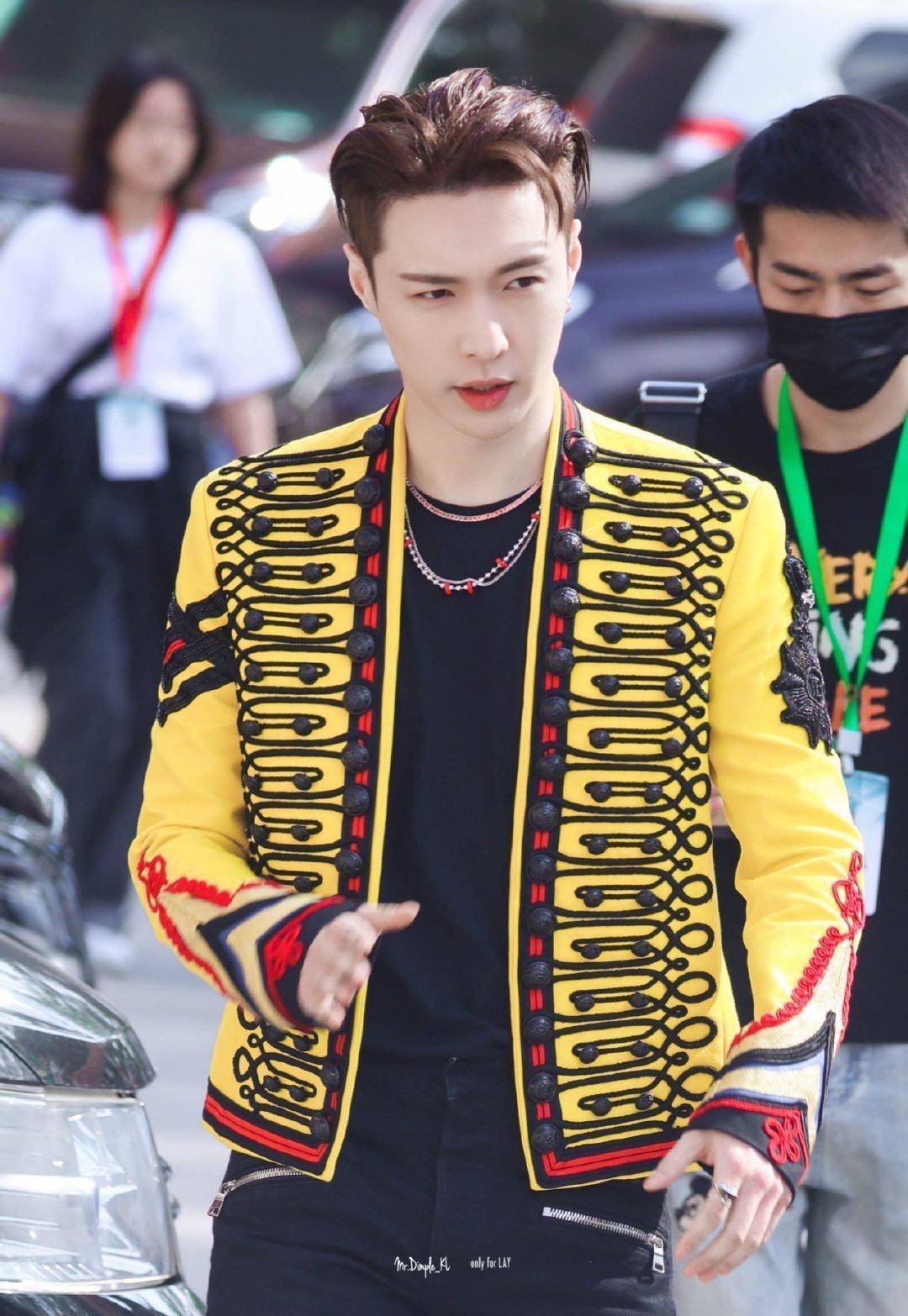 张艺兴路拍,黄色"王子"外套配牛仔裤行色匆匆,像出逃的王子_黑色_造型