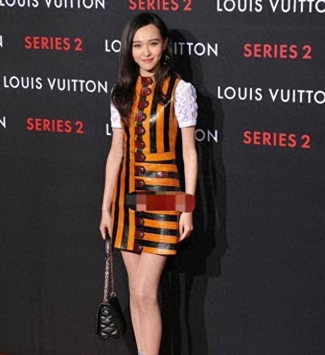 唐嫣越来越多了,她身穿肉色丝袜搭配蜜色连衣裙,再现少女模特个性!