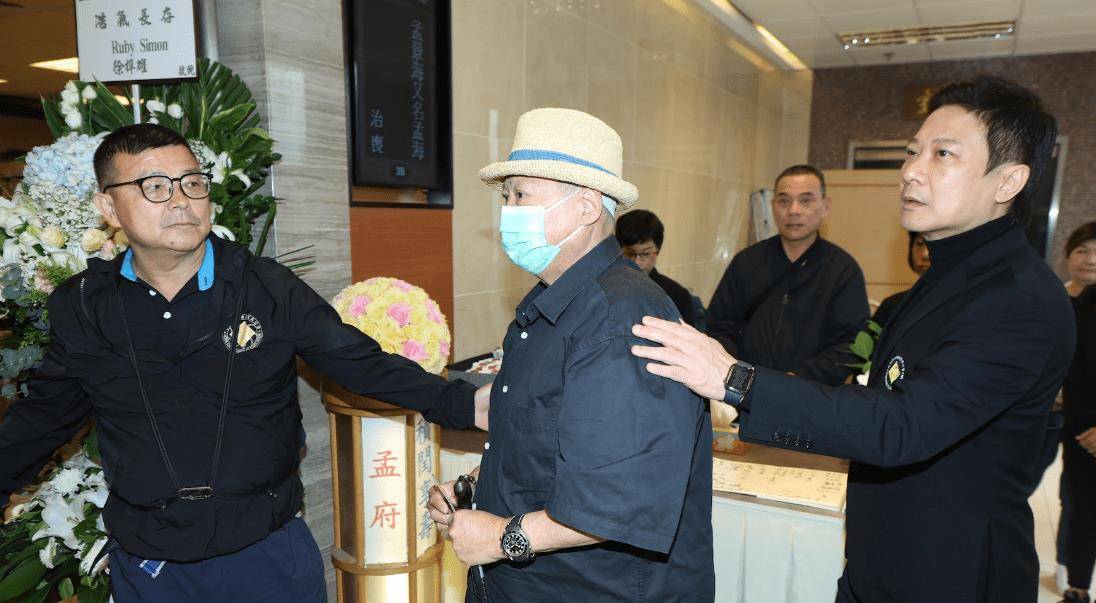 原创孟海葬礼,洪金宝拄拐伤心送别,17岁女儿捧遗照亲友泪流不止_灵堂_