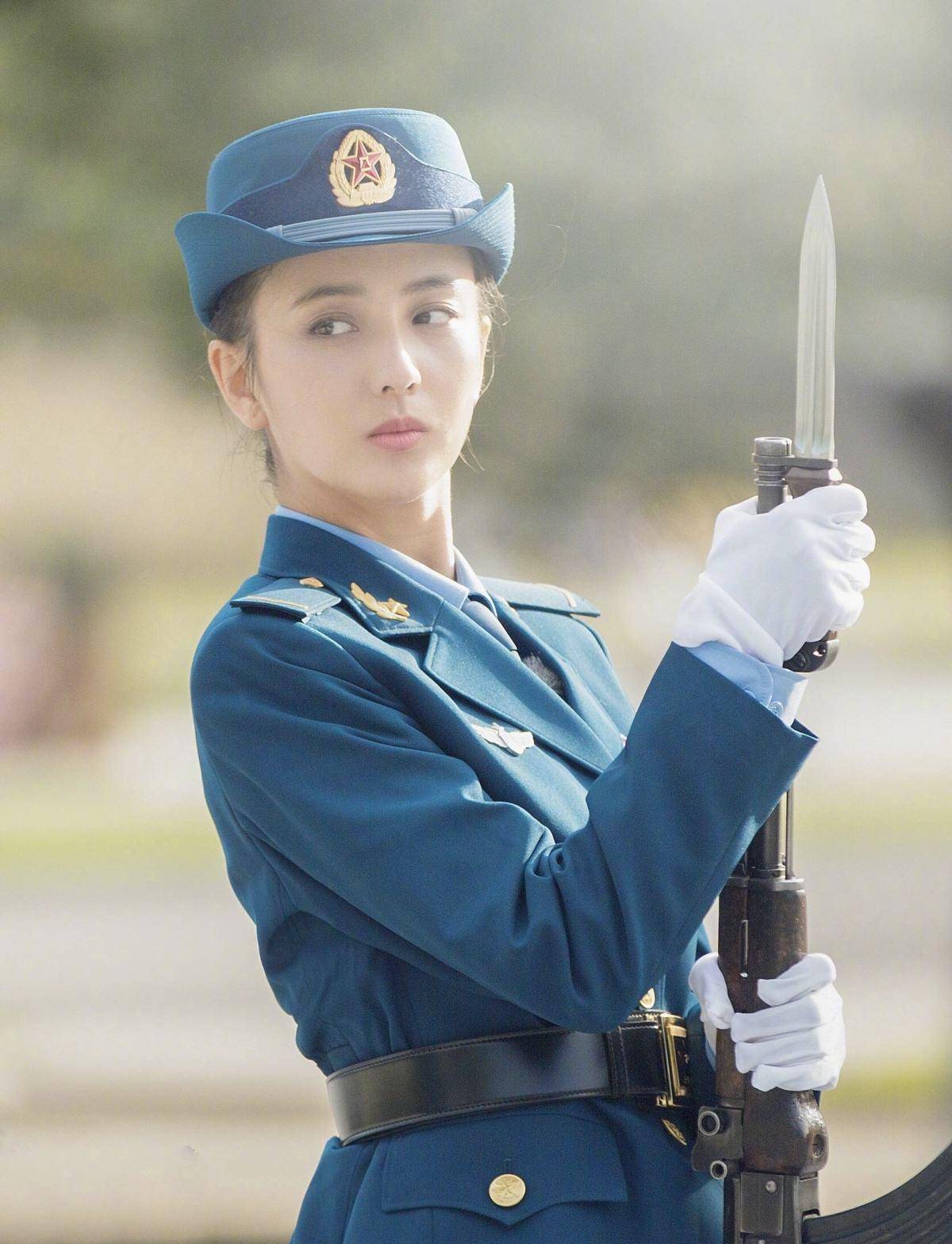 娱乐圈的女艺人不仅个个都是高颜值,就连穿军装都是那么的英姿飒爽,你
