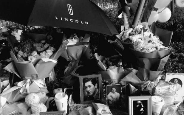 高以翔墓园临近竣工,女友深夜晒撸猫照,面容憔悴令人心疼!