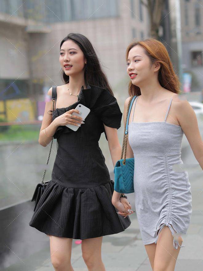 街拍:女孩子喜欢的蓬蓬裙,看起来也太高级了吧,穿上尽显仙女气质_时尚