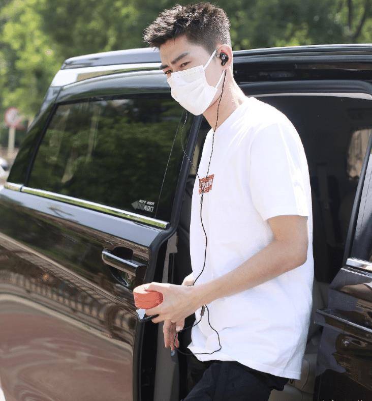 电视端午晚会路透照:陈立农面部水肿,张翰短袖造型成阳光霸总