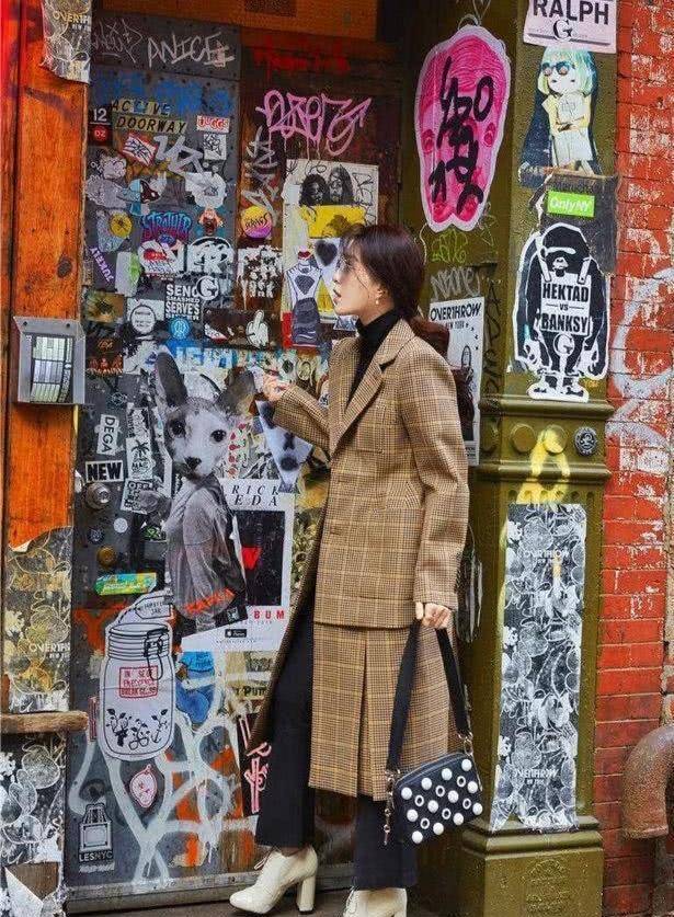 范冰冰终于不穿驴蹄鞋,格纹大衣配短靴时髦复古,换个发色不一般_外套