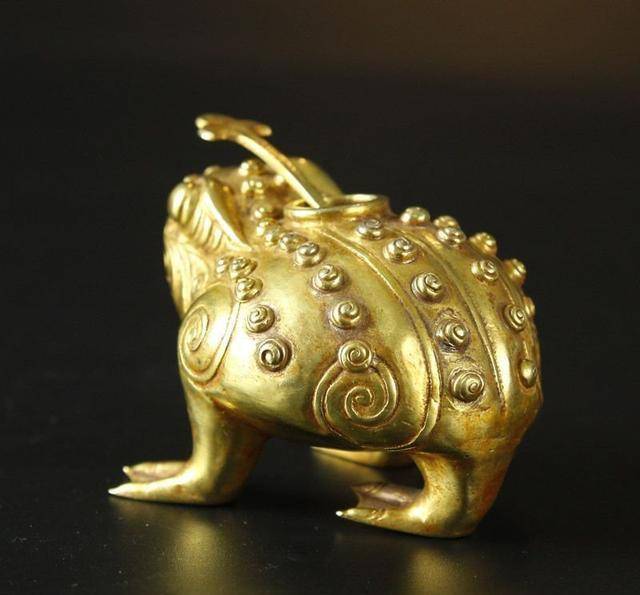 1970年,徐州一老农上山砍柴,捡到金蟾蜍,麻烦也接踵而来_闫某_疙瘩