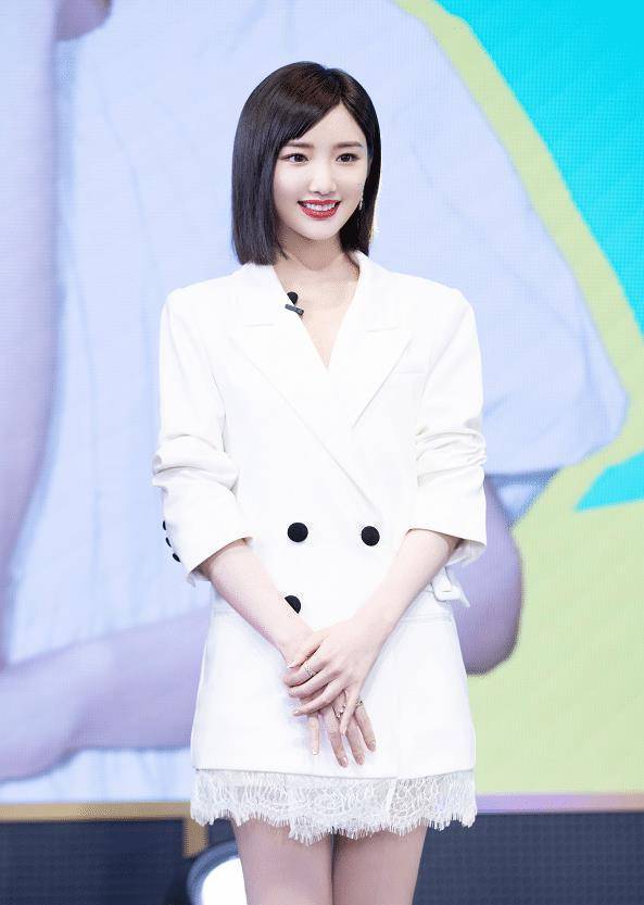 有种"保守"叫毛晓彤嫌裙子短,就故意加层时尚,没想到意外秀出奶棒腿