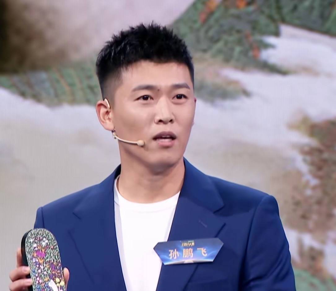 央视再出人才,《主持人大赛》1米84长腿男神晋级,颜值不输任鲁豫_选手