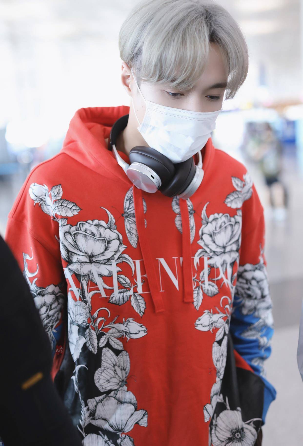 张艺兴银灰发色加上冷白皮,不就是标准的撕漫男吗?_感觉_时候_卫衣