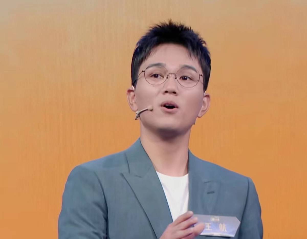 央视再出人才,《主持人大赛》1米84长腿男神晋级,颜值不输任鲁豫_选手