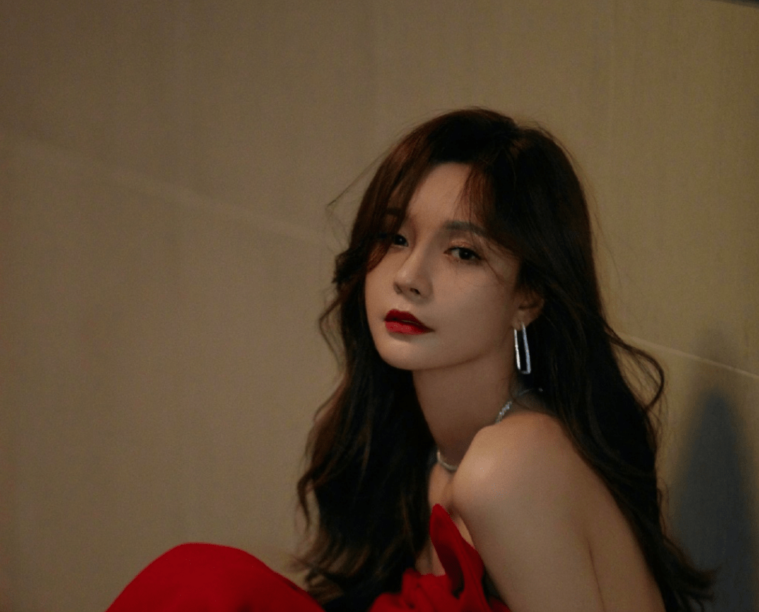 沈梦辰刘维早期写真曝光,时尚出镜酷似情侣,拍照动作被嘲太俗气_杜