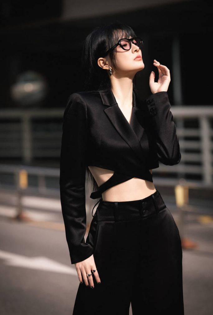 徐璐穿黑色西装飒爽干练 小秀蛮腰性感又妩媚_女性_造型_魅力