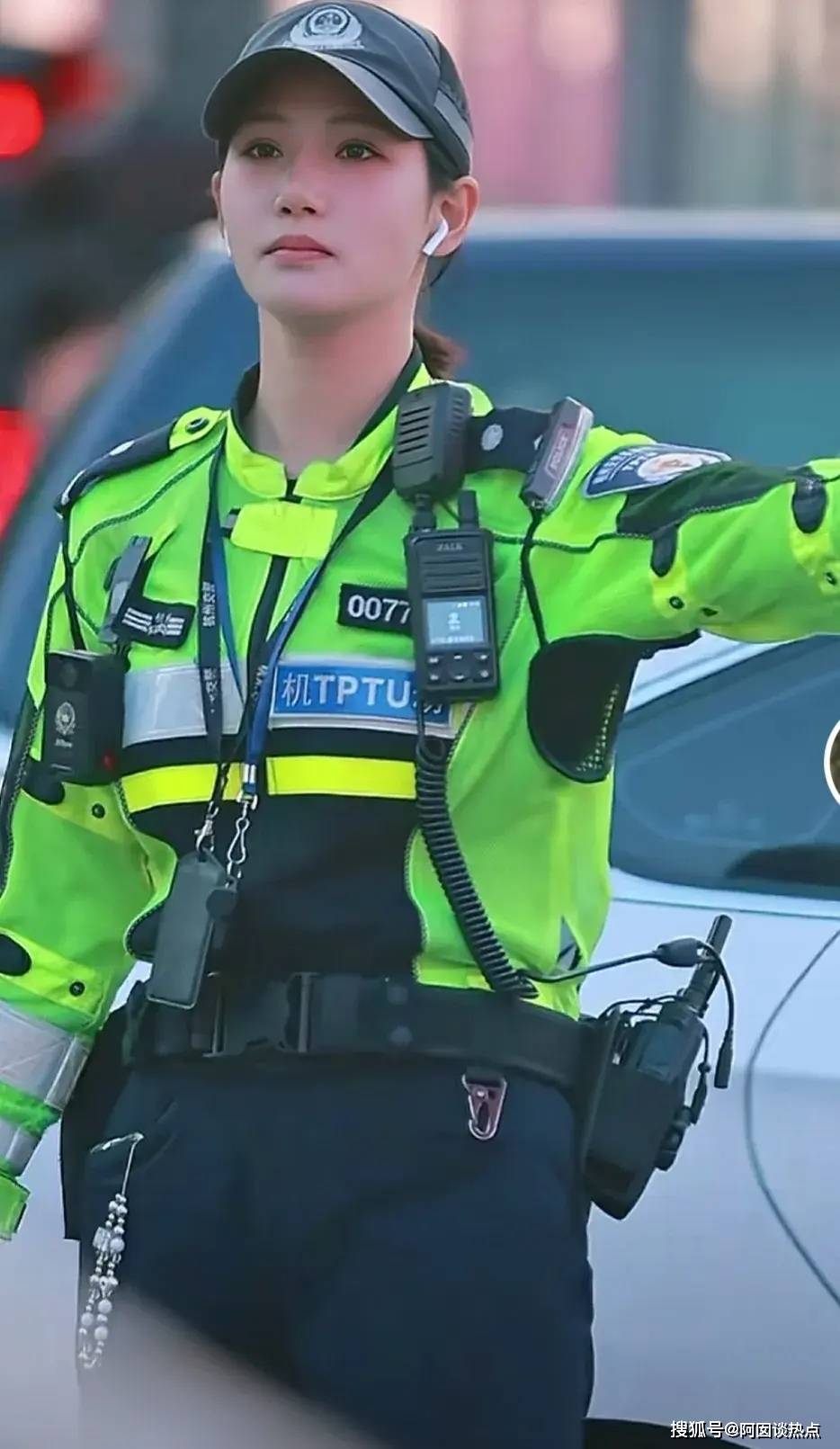 西湖美女交警袁雨佳火了!执勤动作秒杀一众网红!火遍整个杭州!