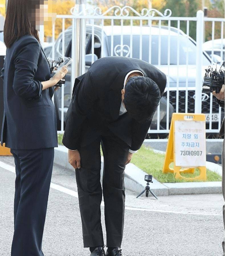 原创李善均涉毒后首次现身,多次鞠躬称对不起家人,遭吐槽像拍电视剧