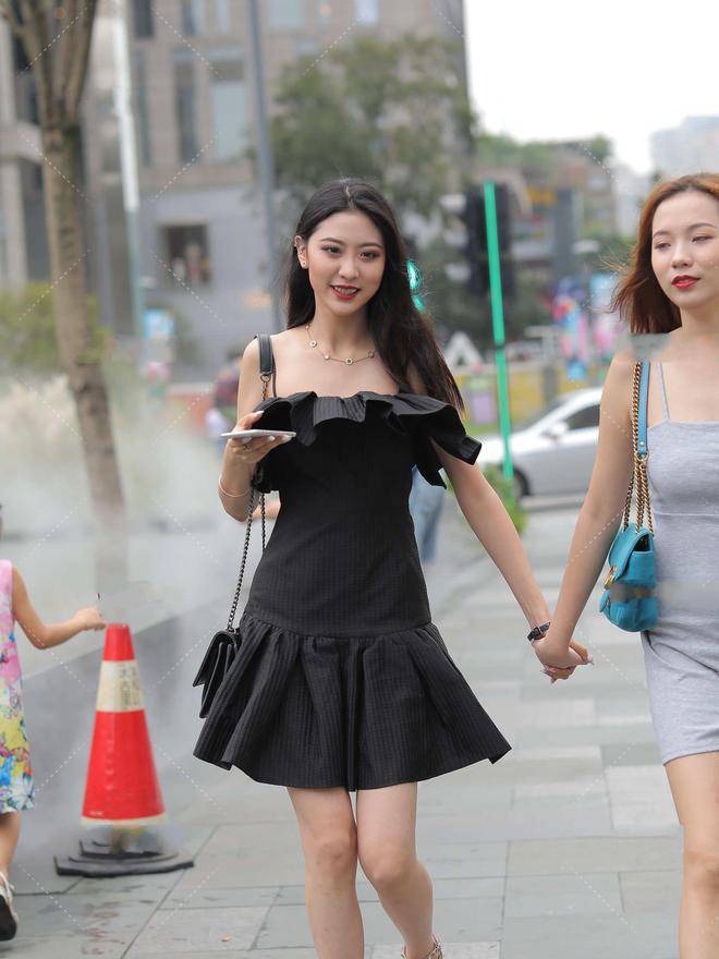 街拍:女孩子喜欢的蓬蓬裙,看起来也太高级了吧,穿上尽显仙女气质