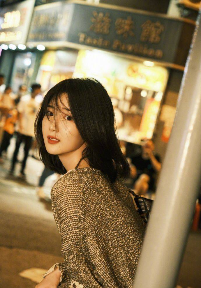 毛晓彤买甜品被偶遇,衣衫褴褛大腿粗壮,脸大变样但是侧颜很惊艳_照片