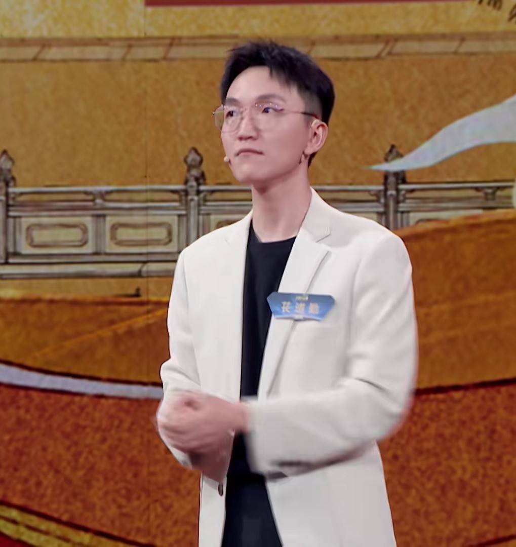 央视再出人才,《主持人大赛》1米84长腿男神晋级,颜值不输任鲁豫_选手