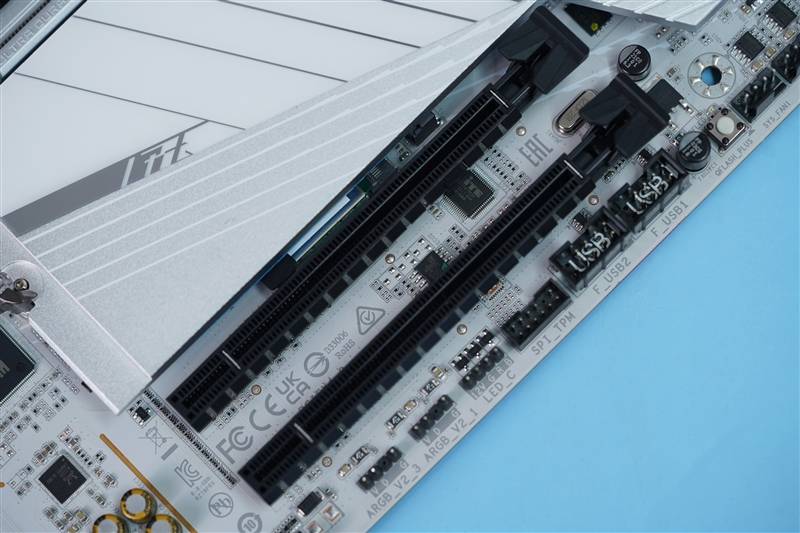 颜值性能兼修！技嘉冰雕X Z790 AORUS PRO X主板评测：稳压酷睿i9 仅有79℃(图13)