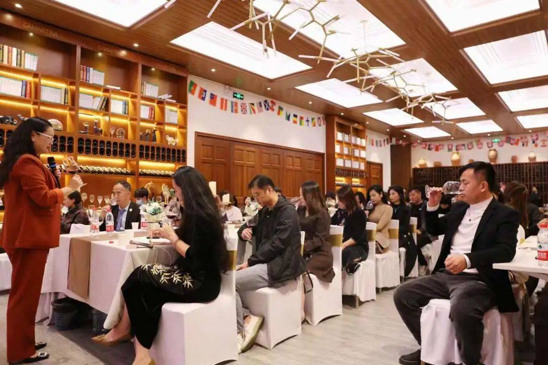 边喝酒边上课,这样的培训你来吗?_卡门_课程_知识