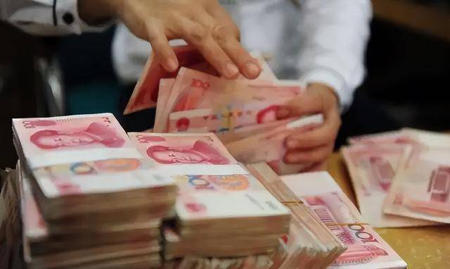19年无业男子出租屋惊现巨额现金,却已发霉,警方一