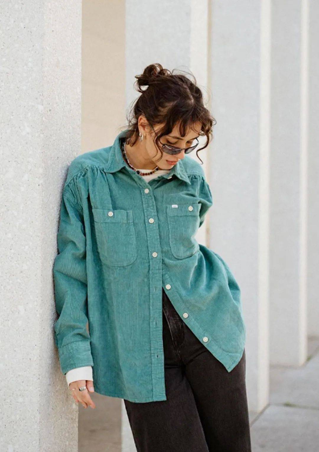 wolfishglow就常搭配法式复古单品,在穿搭上,羊毛