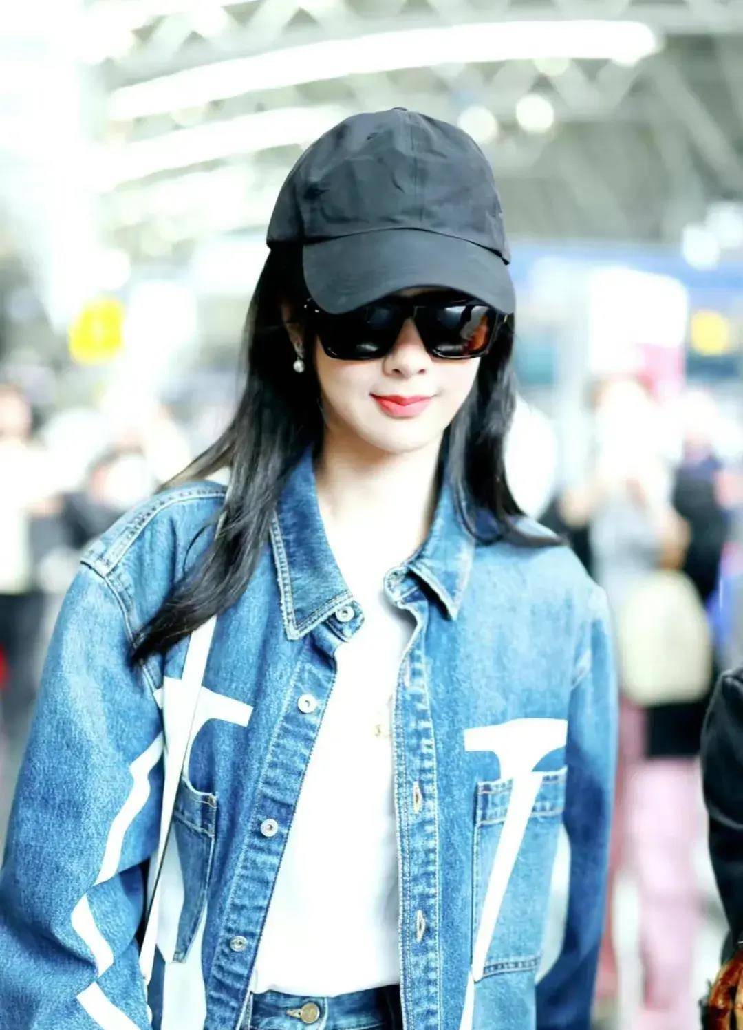 杨紫出席巴黎时装周,牛仔外套搭配长靴,时尚又充满力量_短裤_黑色