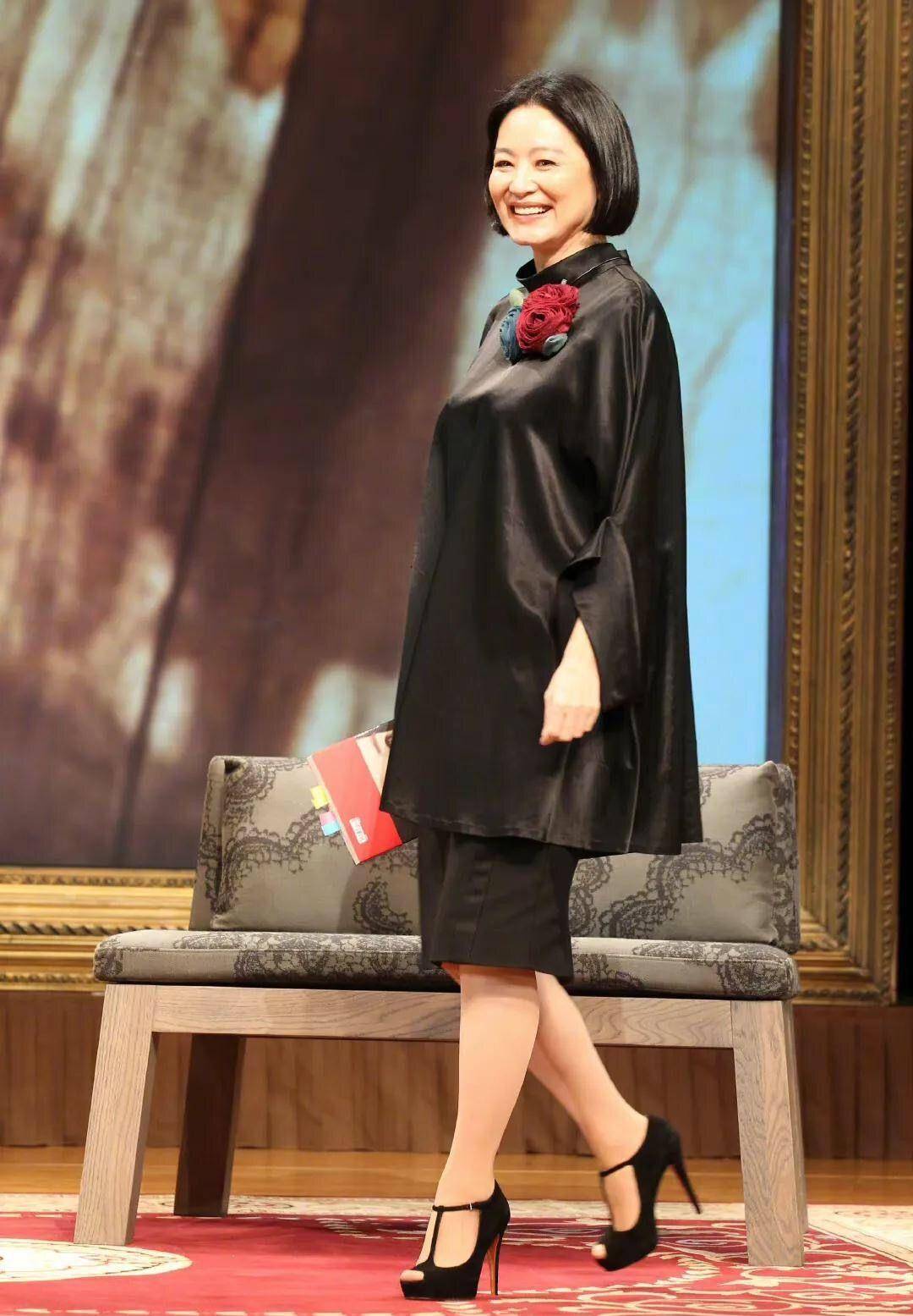 林青霞才是真正优雅老去:穿搭不显老不扮嫩,发福有皱纹也好美_衣服