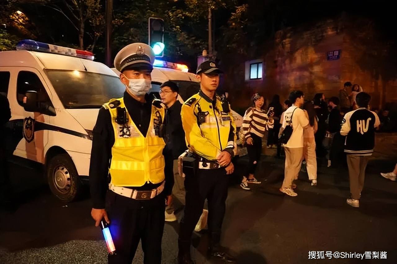 上海万圣节期间的顶流马路,因人山人海冲上热搜,地铁站都临时关闭了_c