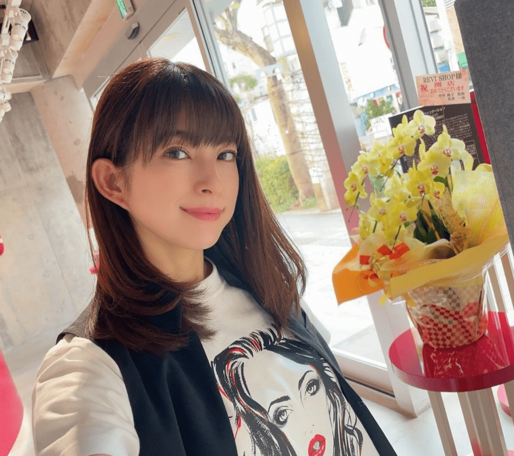 日本女星出轨气死丈夫,二婚出轨被赶出家门,如今又被曝婚外情_阿部力