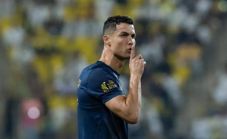 对手球迷高喊梅西名字,c罗向看台做出闭嘴手势_利雅得_胜利_比赛