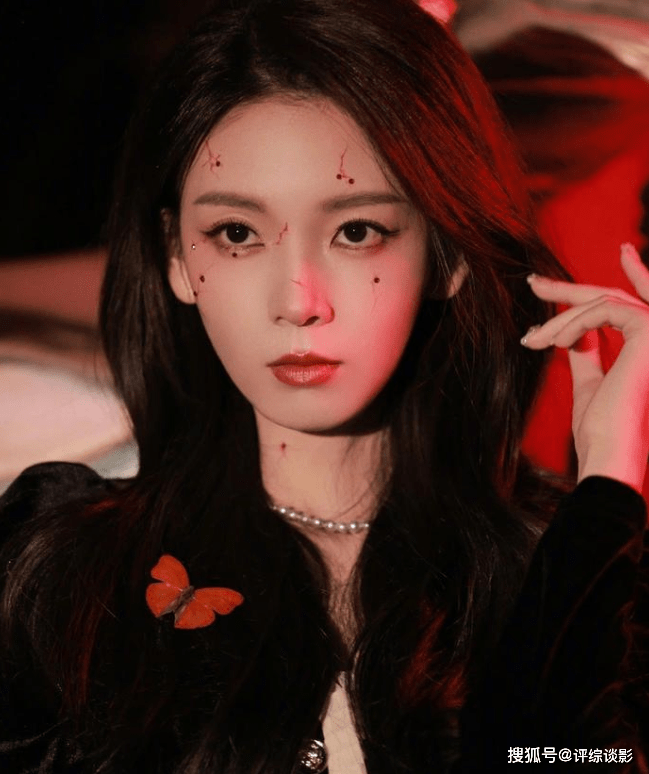 妹形象,而是化上妆,摇身一变,变成了表情冷酷,脸上还带着伤的御姐形象