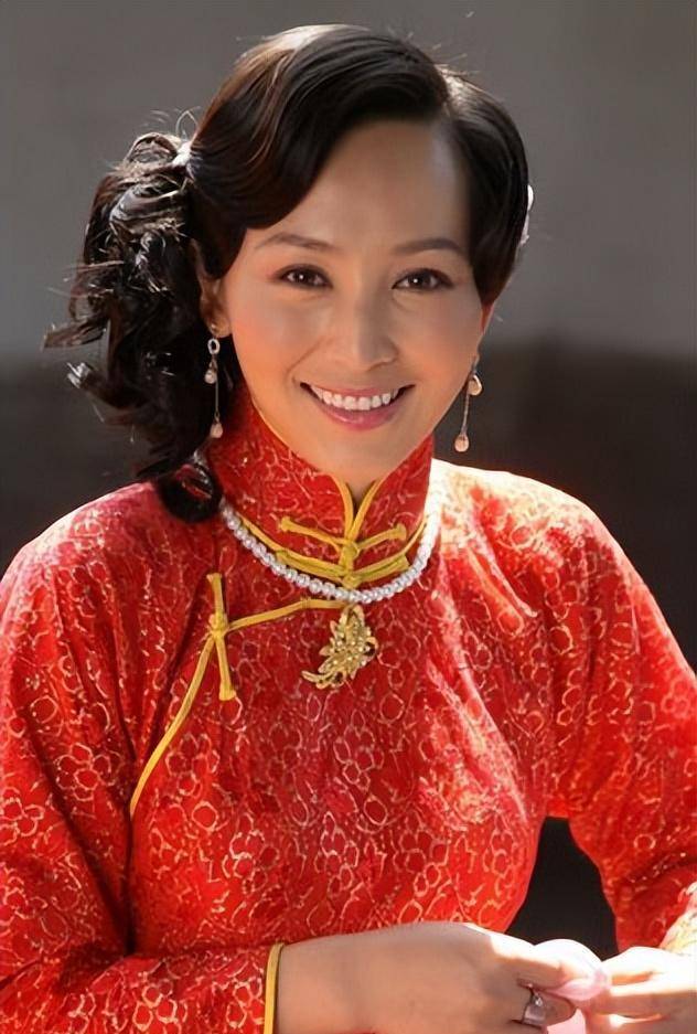 演员岳丽娜:19岁与导演裸婚连生3胎,如今丈夫用7部剧将她捧红_郭靖宇