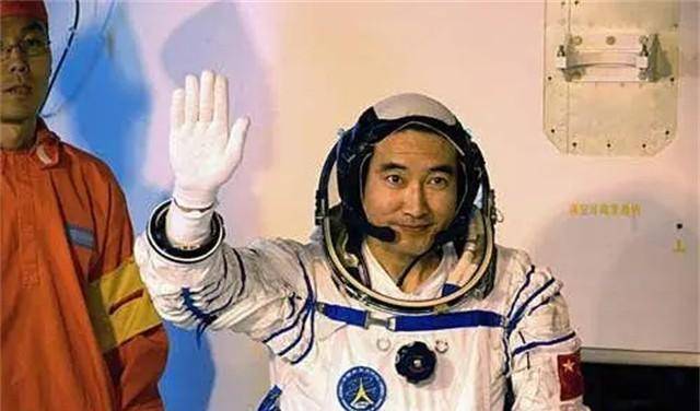 翟志刚成功后,为何先给大姐买了房?二人情同母子_翟鹏素_母亲_弟弟