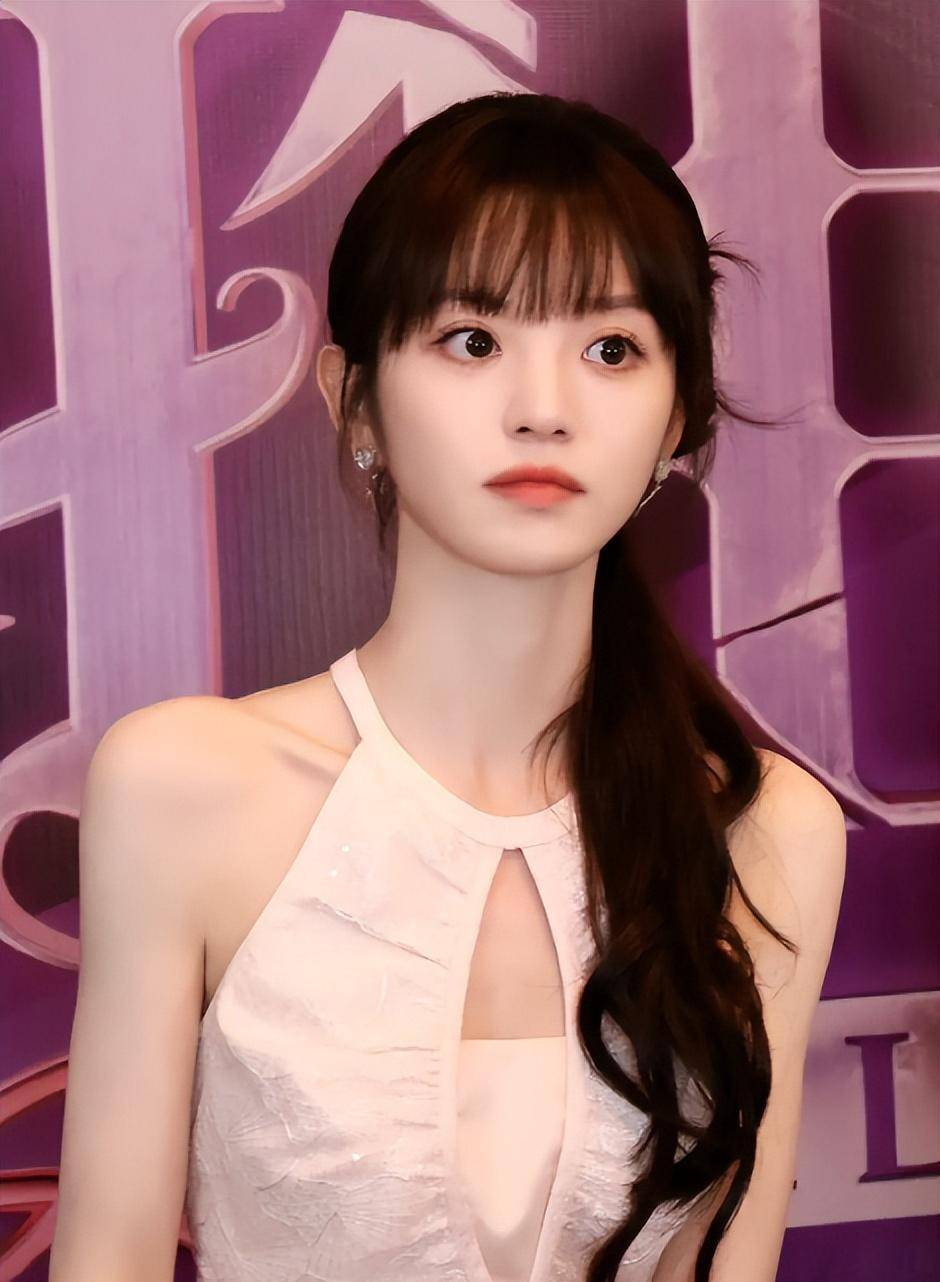 田曦薇再次受到欢迎,她身穿裸粉色挂脖,搭配短裤,身材比例完美_时尚