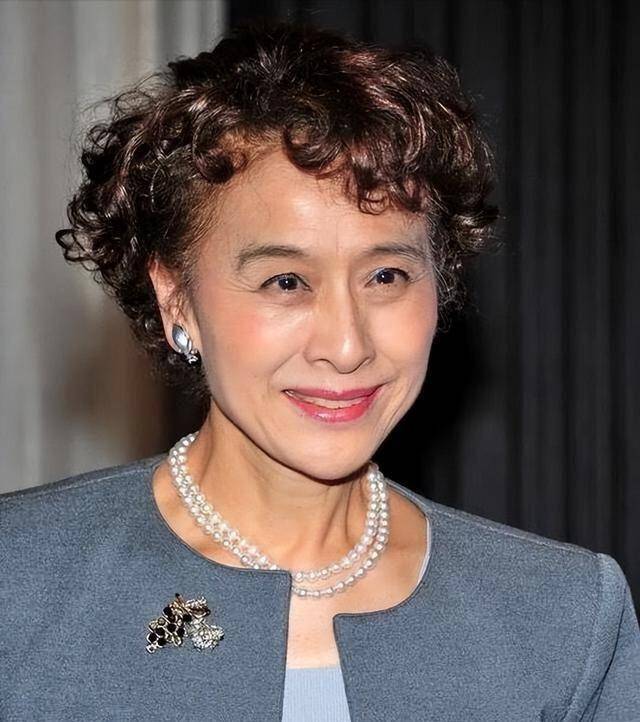 栗原小卷才是老年人穿搭模板:短发烫卷,多戴丝巾,有皱纹也优雅_女性