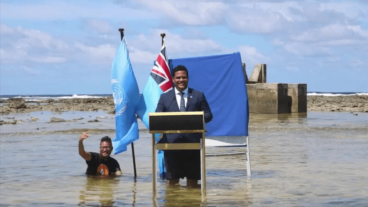 世界上最狭窄的国家,陆地面积仅26平方公里,飞机场也是体育场_图瓦卢