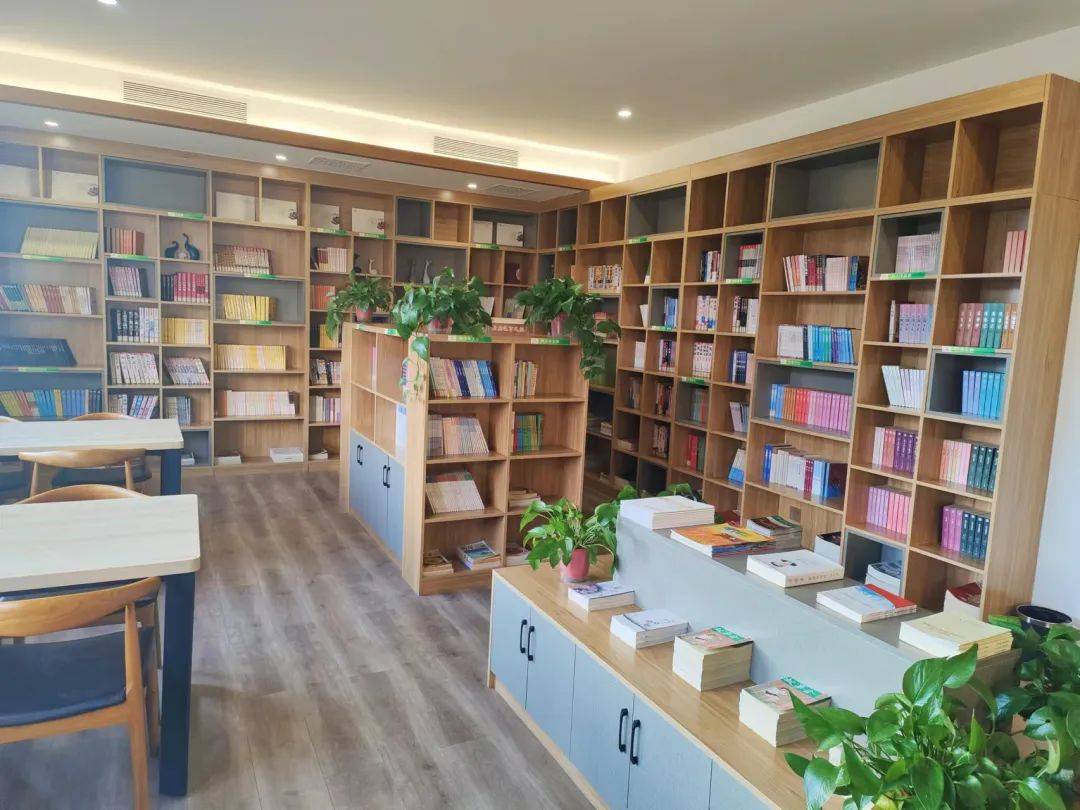 文旅融合添书香——西峡县文广旅局为景区文化服务中心配书啦!