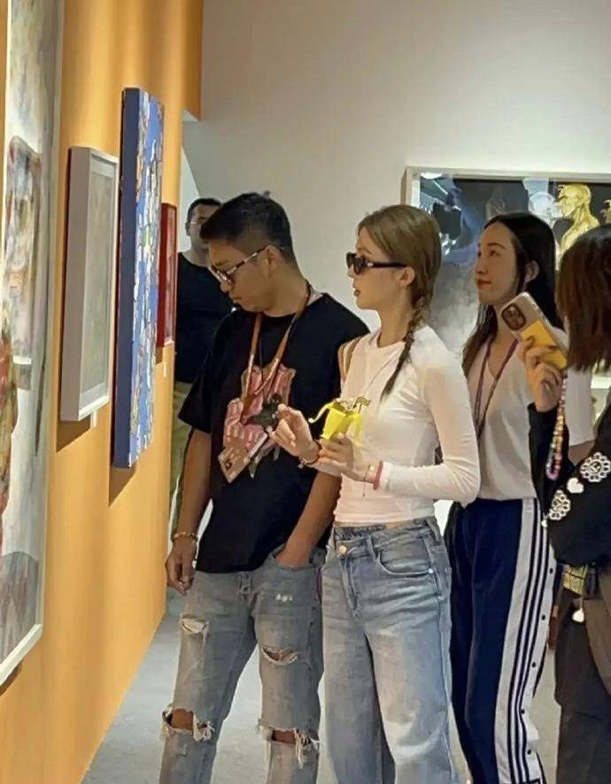 娱乐圈艺人金晨穿透视装露出胸前一片纹身_鼻子_网友_明星