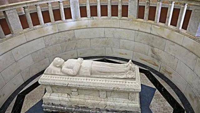 吊唁结束后,棺木移交中山陵,下葬仅仅一周之内,全国有74万群众乱为孙