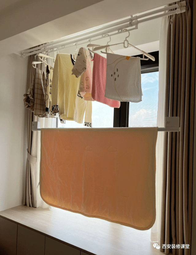 飘窗上头刚好有个凹陷区,安装晾衣架满足晾衣服,下方采用伸缩杆,可以