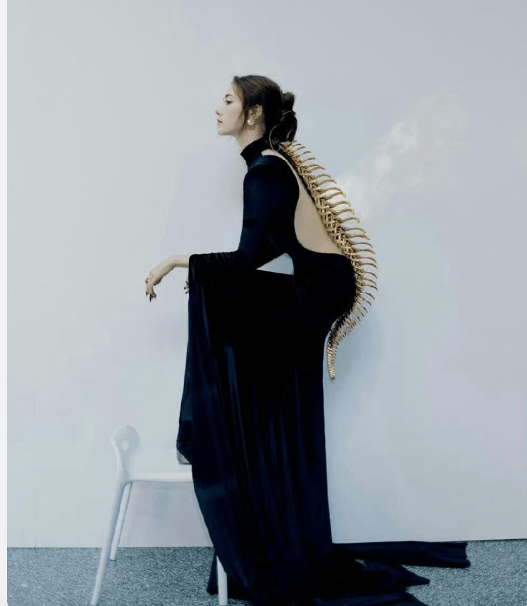 明星红毯斗艳:热巴太霸气,杨紫像温碧霞,金晨造型「大杀四方」_黑色