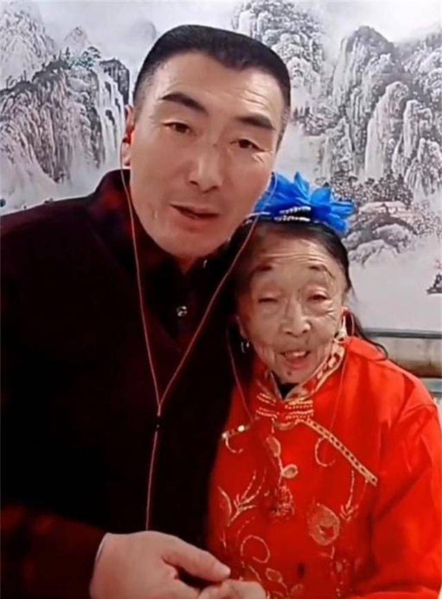 26年前,27岁东北小伙和父母断绝关系娶59岁老太,如今