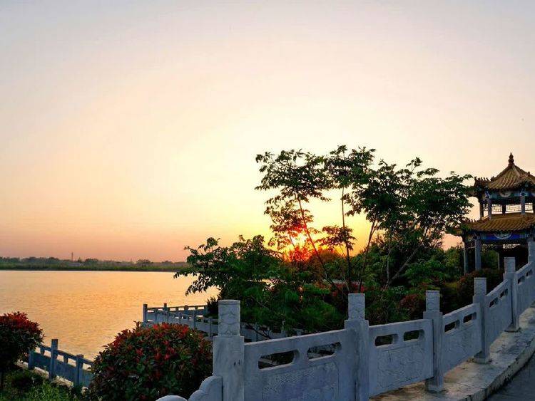 七律 鹤鸣湖记(五首)