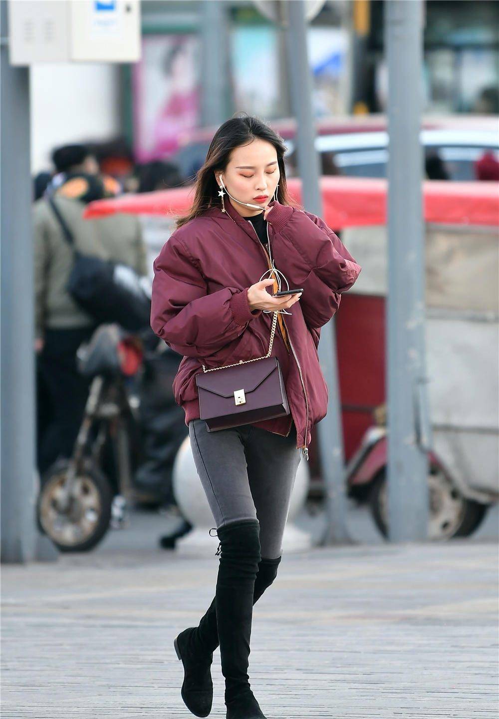 紧身牛仔裤配靴子是很多美女都喜欢的暖冬造型