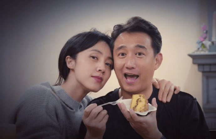 黄磊小区跑步被偶遇,真人被赞一点都不胖,像三十出头的精神小伙_网友