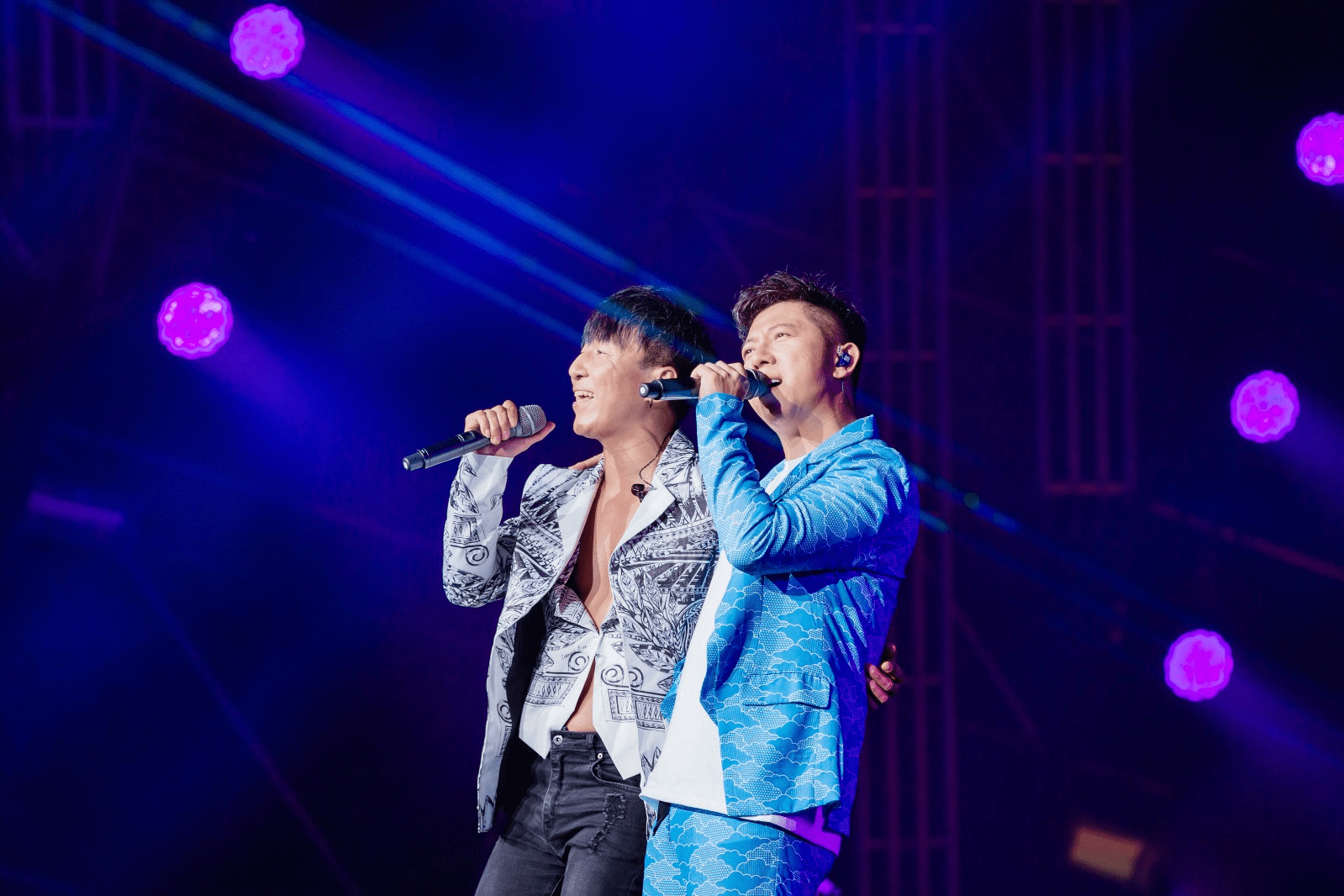 现在羽泉这个组合只剩下了胡海泉一个人,他将大部分精力投入到了其他